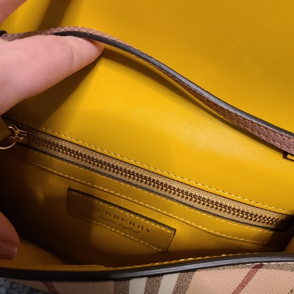 100% Authentic Burberry - Picture 3 of 4